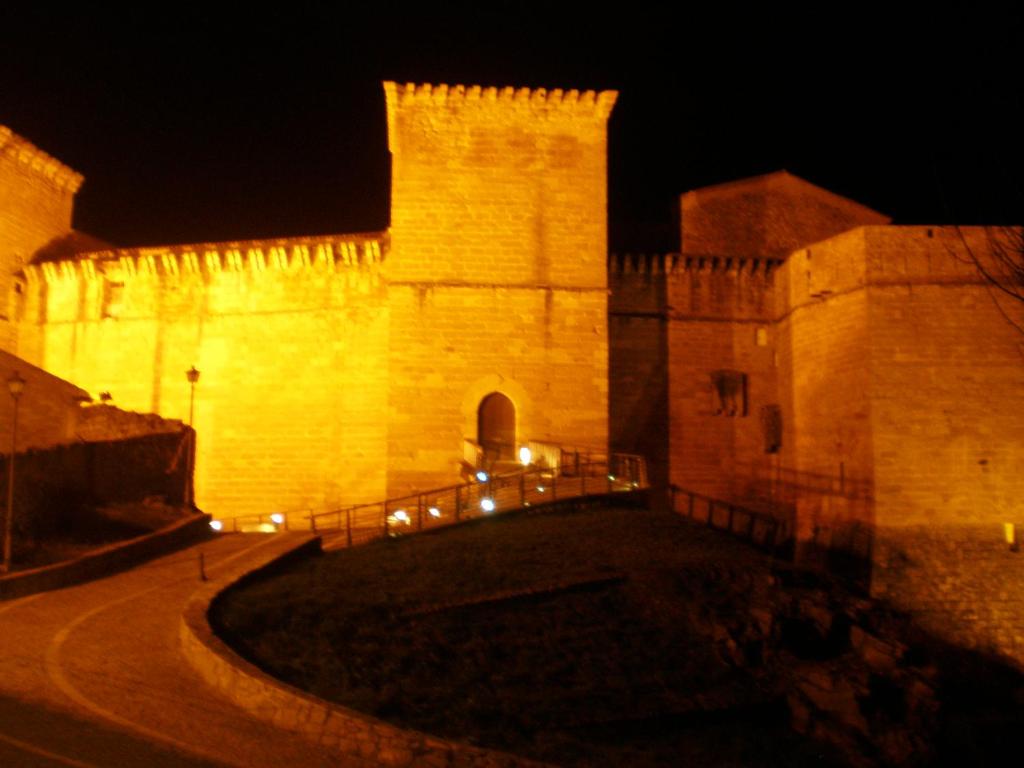 ein großes Schloss in der Nacht mit Lichtern drauf in der Unterkunft Vivienda Turística el Ciclamen in Mora de Rubielos