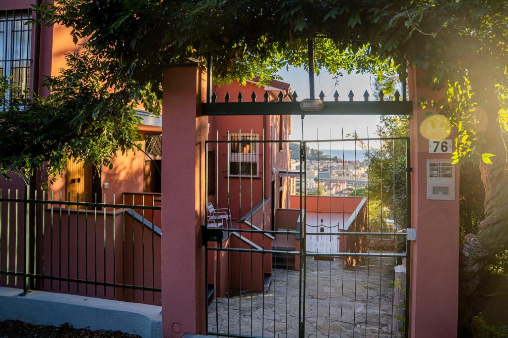 een poort naar een huis met uitzicht op een stad bij 082 - Cà Marilù, 5 minuti da mare e centro di Sestri Levante in Sestri Levante