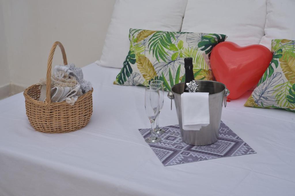 un tavolo con una bottiglia di vino e un bicchiere di vino di Casita Piedra Escrita- Private house a Cordoba