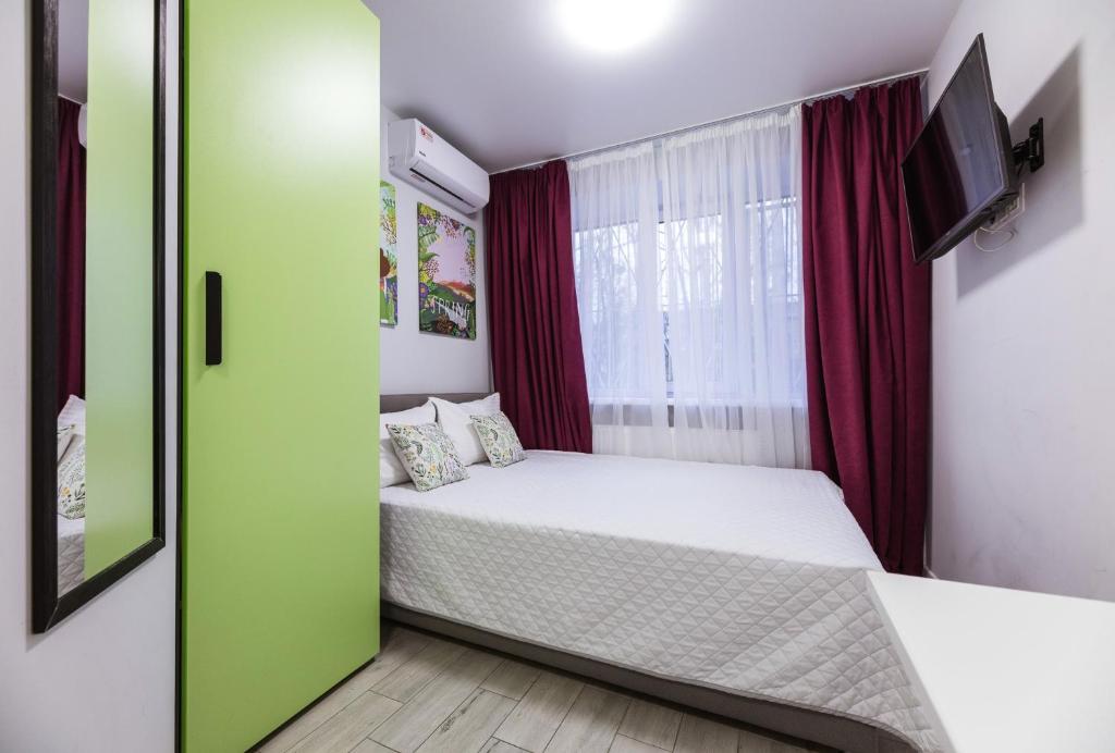 Habitación pequeña con cama y ventana en MYFREEDOM Апартаменти метро Святошин, en Kiev