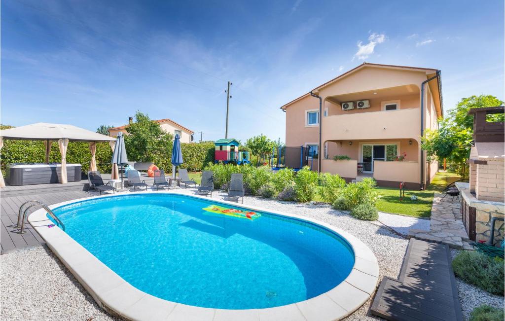 una piscina en el patio trasero de una casa en Awesome Home In Marcana With Jacuzzi, en Marčana