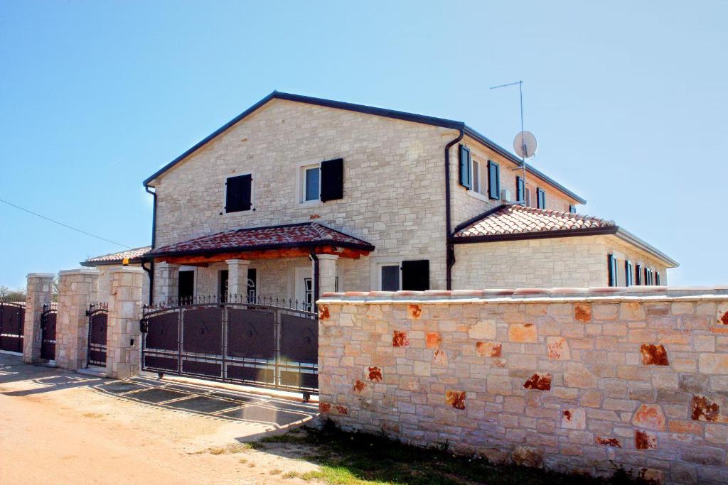 Budova, kde se vila nachází