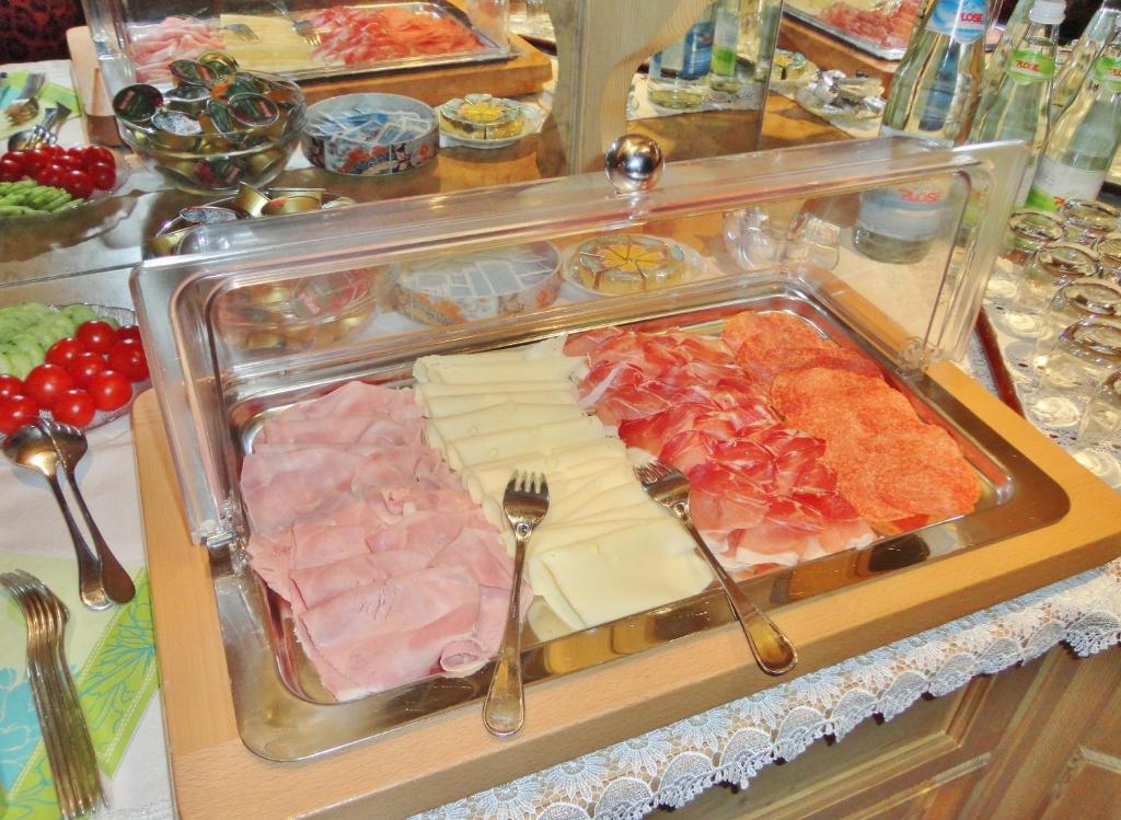 Jedlo v ubytovaní bed & breakfast alebo blízkom okolí