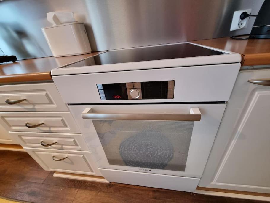 Kuchyň nebo kuchyňský kout v ubytování Valoisa huoneisto jossa erinomaiset vuoteet.