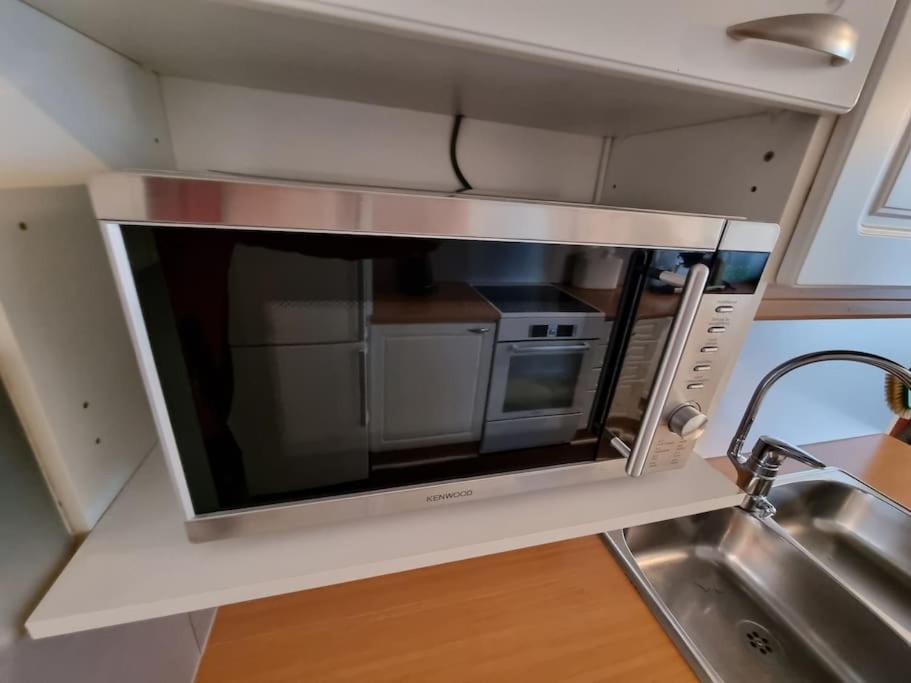 Kuchyň nebo kuchyňský kout v ubytování Valoisa huoneisto jossa erinomaiset vuoteet.