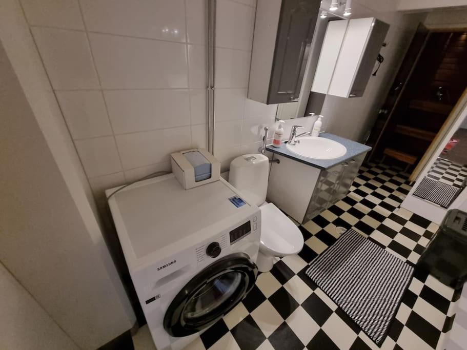 Koupelna v ubytování Valoisa huoneisto jossa erinomaiset vuoteet.