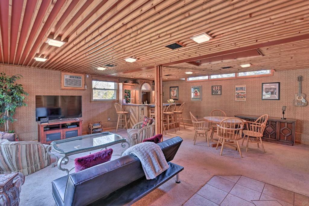 Roomy Nashville Getaway on Percy Priest Lake!, Nashville