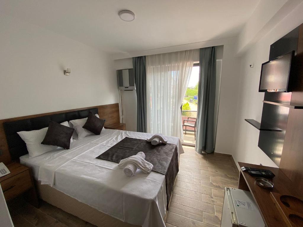 Una habitación de hotel con una cama con toallas. en ATAŞ AQUA OTEL AVŞA, en Samanlı