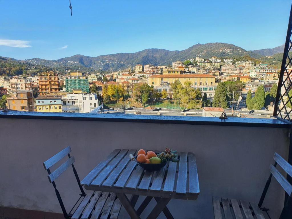 eine Schale mit Obst auf einem Holztisch auf einem Balkon in der Unterkunft Casa Adriana in Rapallo