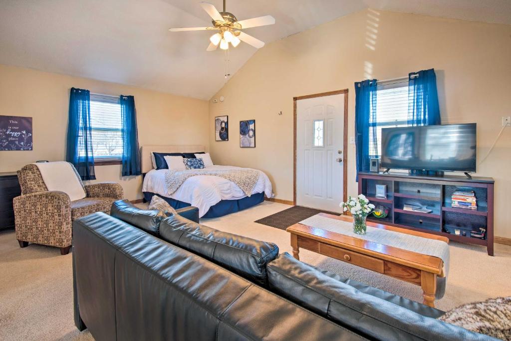 ein Wohnzimmer mit einem Sofa und einem TV in der Unterkunft The Brewer Guesthouse Tiny Home with Patio and Yard! in Perryville