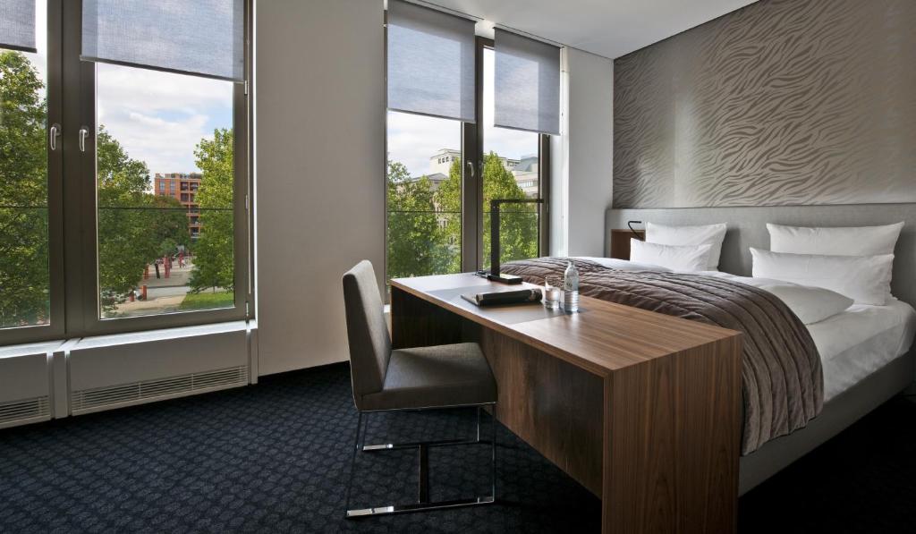 Postel nebo postele na pokoji v ubytování COSMO Hotel Berlin Mitte