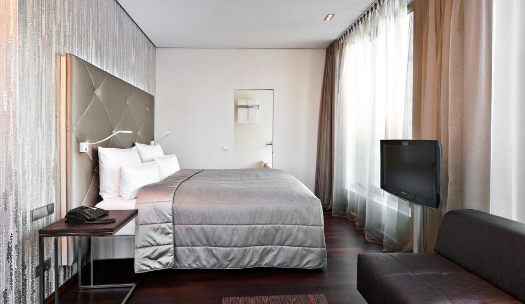 Postel nebo postele na pokoji v ubytování COSMO Hotel Berlin Mitte