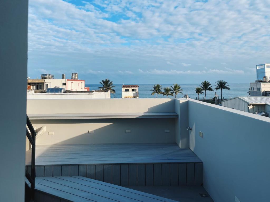 a balcony with a view of the ocean at 北濱渡日號民宿Dotoday Teahouse-自助入住 in Hualien City