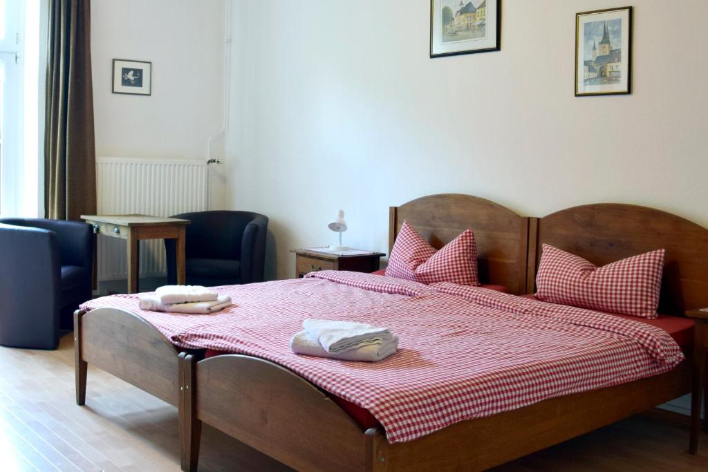 A bed or beds in a room at Gästezimmer „Hühnerwiese“