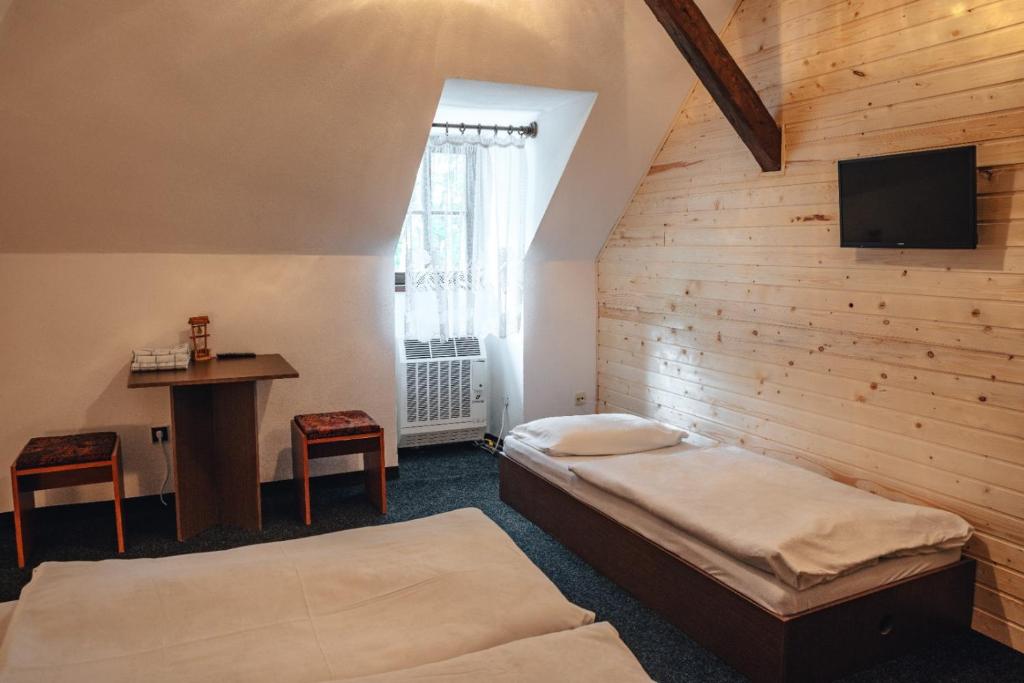 Llit o llits en una habitació de Penzion Lenora