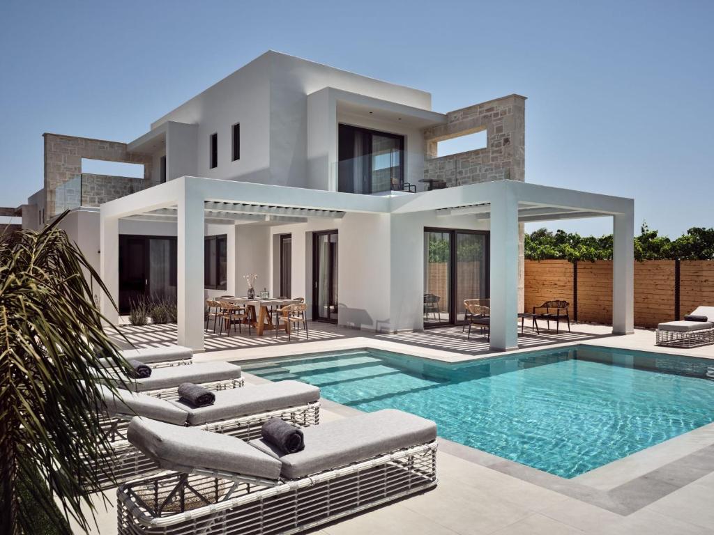 Basen w obiekcie Anthis Luxury Villas - A Haven of Serene Modern Elegance, by ZanteWize lub w pobliżu