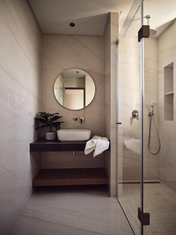 Łazienka w obiekcie Anthis Luxury Villas - A Haven of Serene Modern Elegance, by ZanteWize