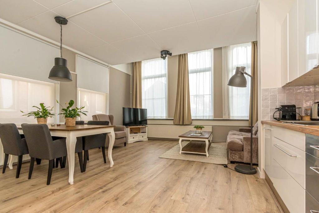 cocina y sala de estar con mesa y comedor en Eén Koning, en Zierikzee