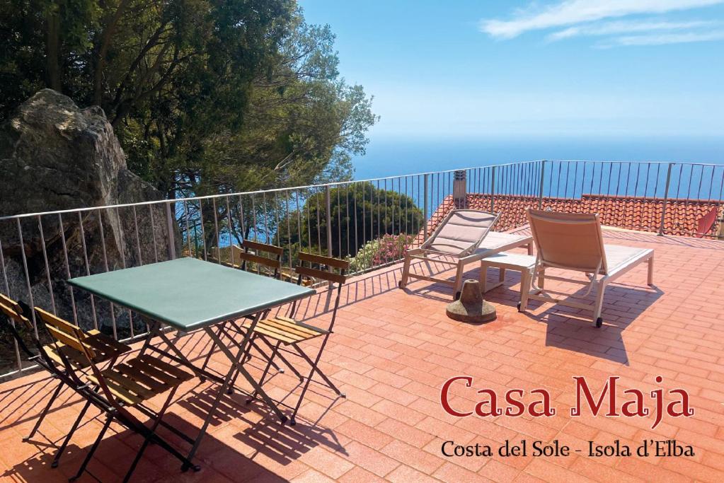 d'une terrasse avec une table et des chaises sur un balcon. dans l'établissement Casa Maja i Colombi - Goelba, à Marciana