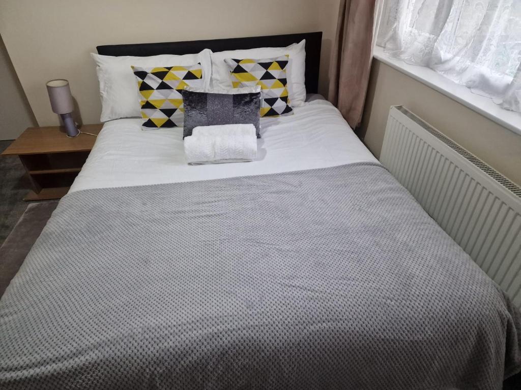 1 cama con 2 toallas en un dormitorio en The Pride of Manchester, Trafford, en Mánchester