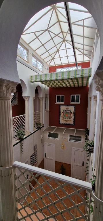 un couloir avec une arche dans un bâtiment dans l'établissement Pension el Patio, à Lepe