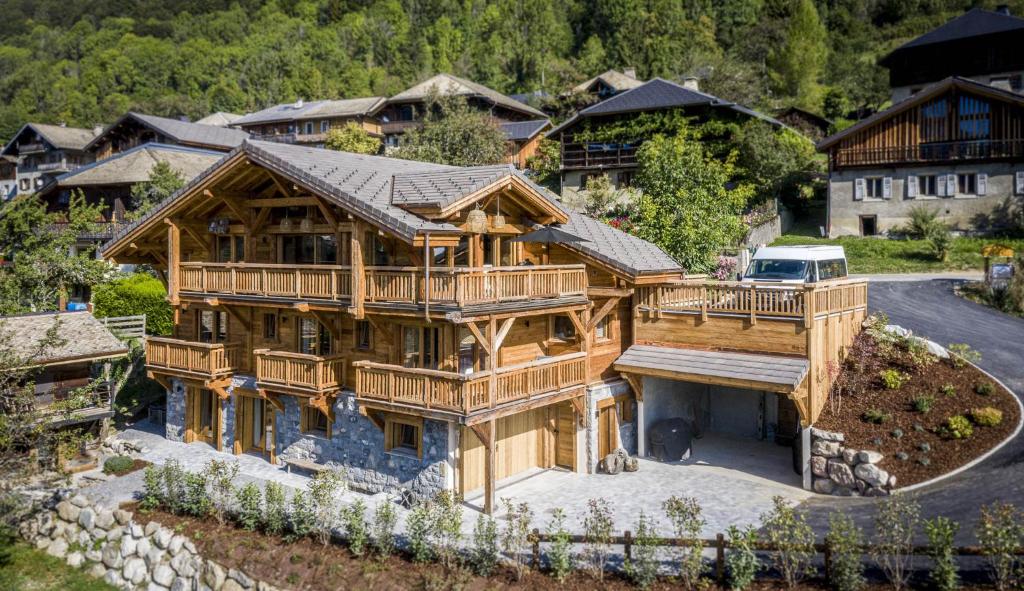 Una vista aérea de una gran casa de madera. en B&B Boutique Chalet Nono, en Morzine