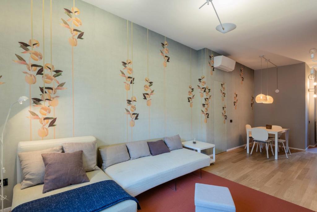 a living room with a couch and a table at Easylife - Accogliente trilocale a Porta Romana relax e stile moderno nel cuore di Milano in Milan