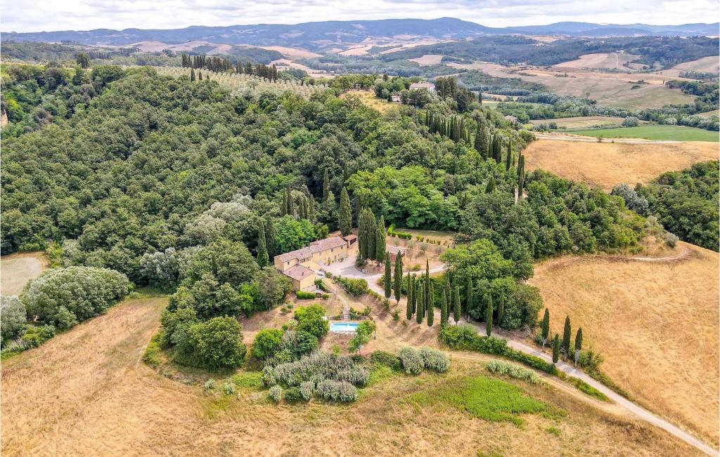 una vista aérea de un parque con árboles en un campo en Castagneto, en Ghizzano