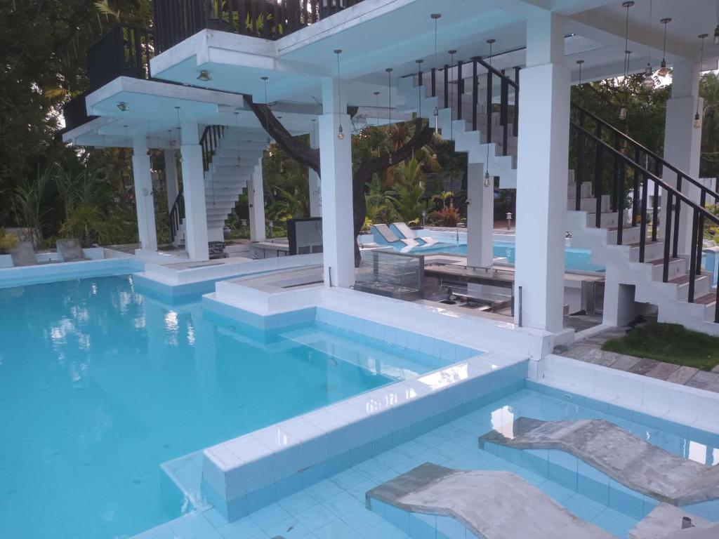 Bazén v ubytování Lucky Beach Resort nebo v jeho okolí