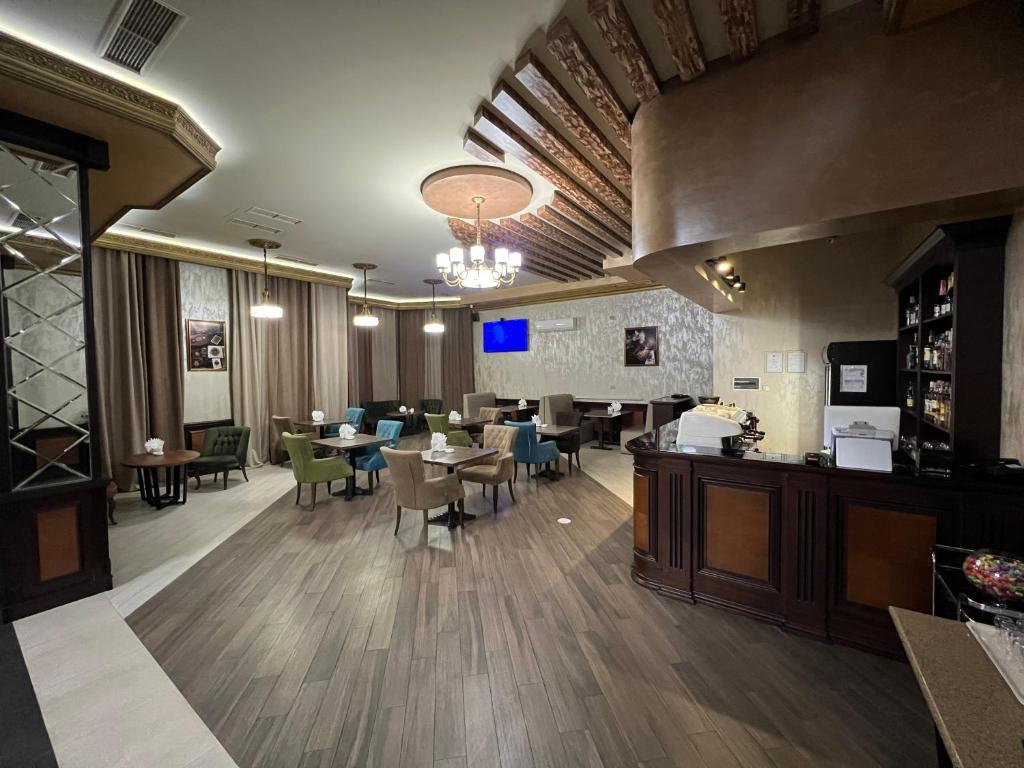 un ristorante con tavoli e sedie in una stanza di Vegas Hotel a Akhalk'alak'i