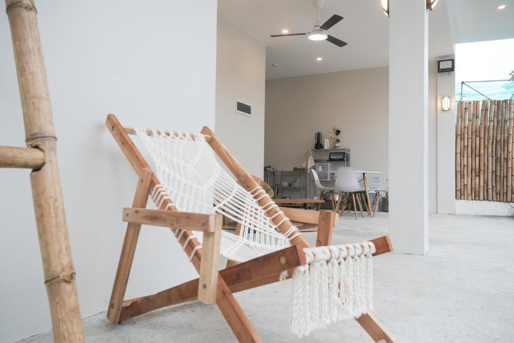 een hangmat in een kamer met een woonkamer bij Sandy Home in Baler