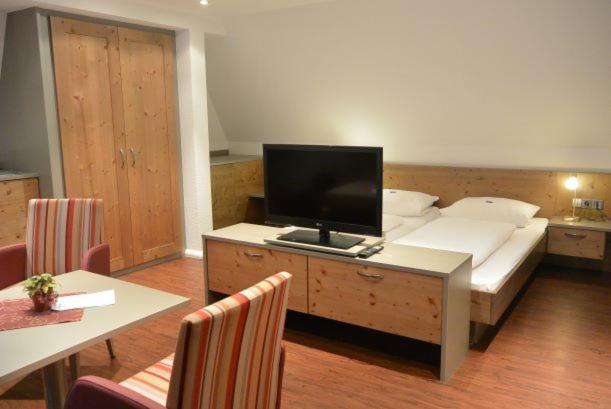 Postel nebo postele na pokoji v ubytování Hotel Zum Löwen - Unteres Wirtshaus