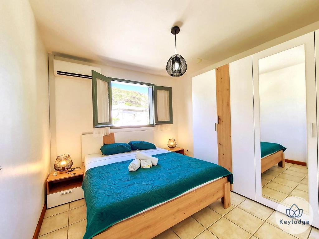 ein Schlafzimmer mit einem Bett mit einem ausgestopften Tier darauf in der Unterkunft Pamplem'house - classée 3 étoiles - 75 m2 - Saint-Denis in Saint-Denis