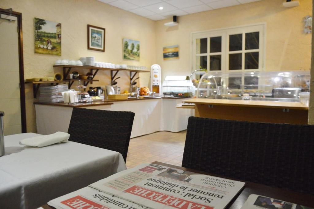 Kuchyň nebo kuchyňský kout v ubytování Logis Hôtel & Restaurant Le Fleurance