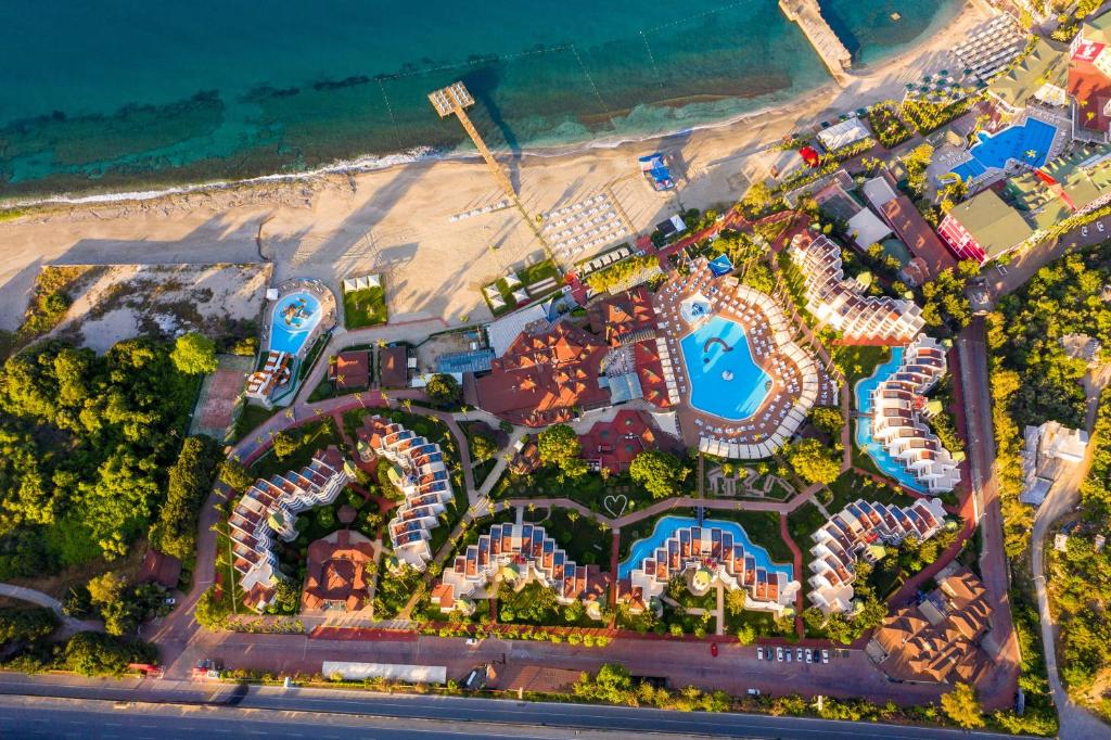 una vista aérea de un parque de atracciones cerca de la playa en TUI BLUE Pascha Bay, en Konaklı