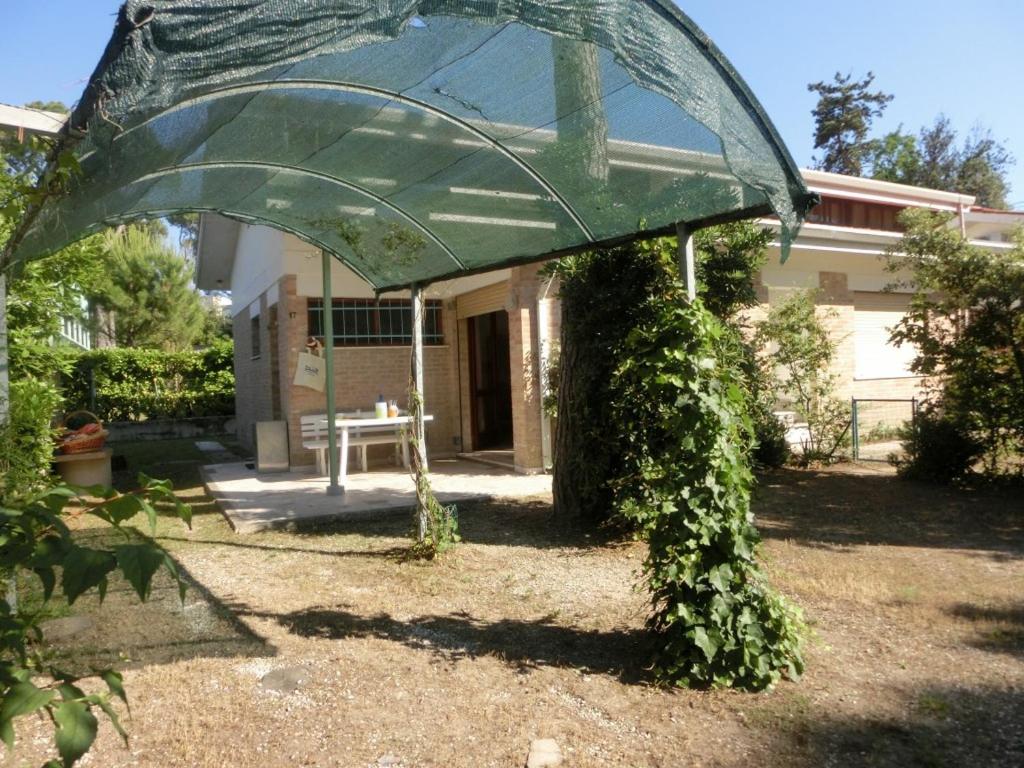 A garden outside Beautiful flat 250m from the beach for 8 guests