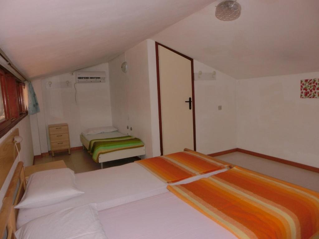 A bed or beds in a room at Beautiful flat 250m from the beach for 8 guests