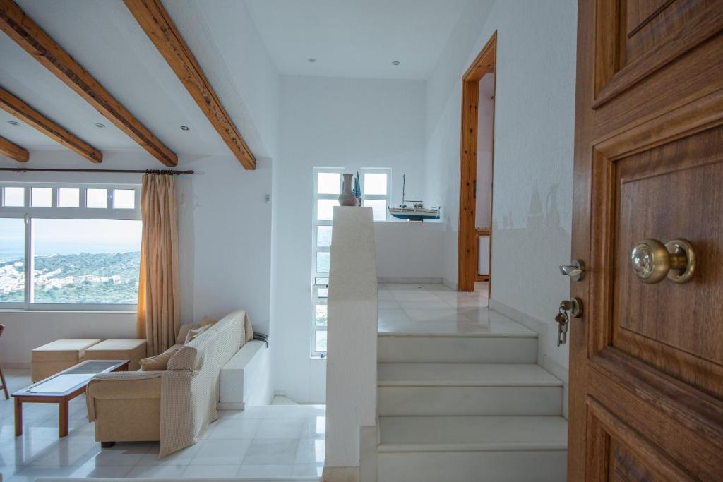 Fotografia z galérie ubytovania Spacious Villa in Kato Pine with Sea View and Private Pool. v destinácii Elunda