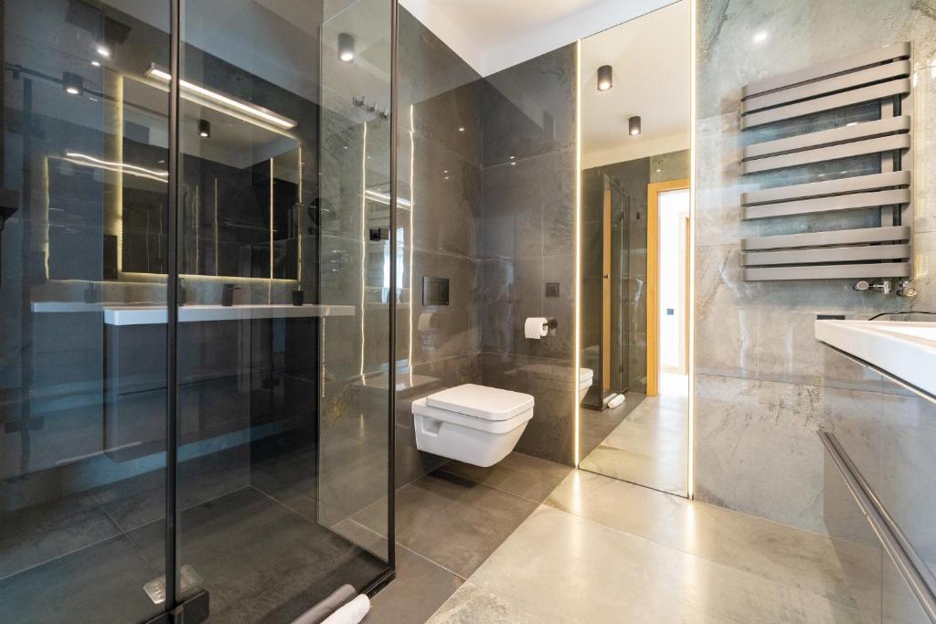 Kúpeľňa v ubytovaní Apartamenty Pod Gondolą - Mountain Resort Villa z sauną - Dream Apart