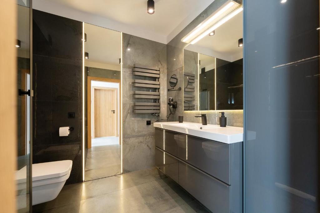 Kúpeľňa v ubytovaní Apartamenty Pod Gondolą - Mountain Resort Villa z sauną - Dream Apart