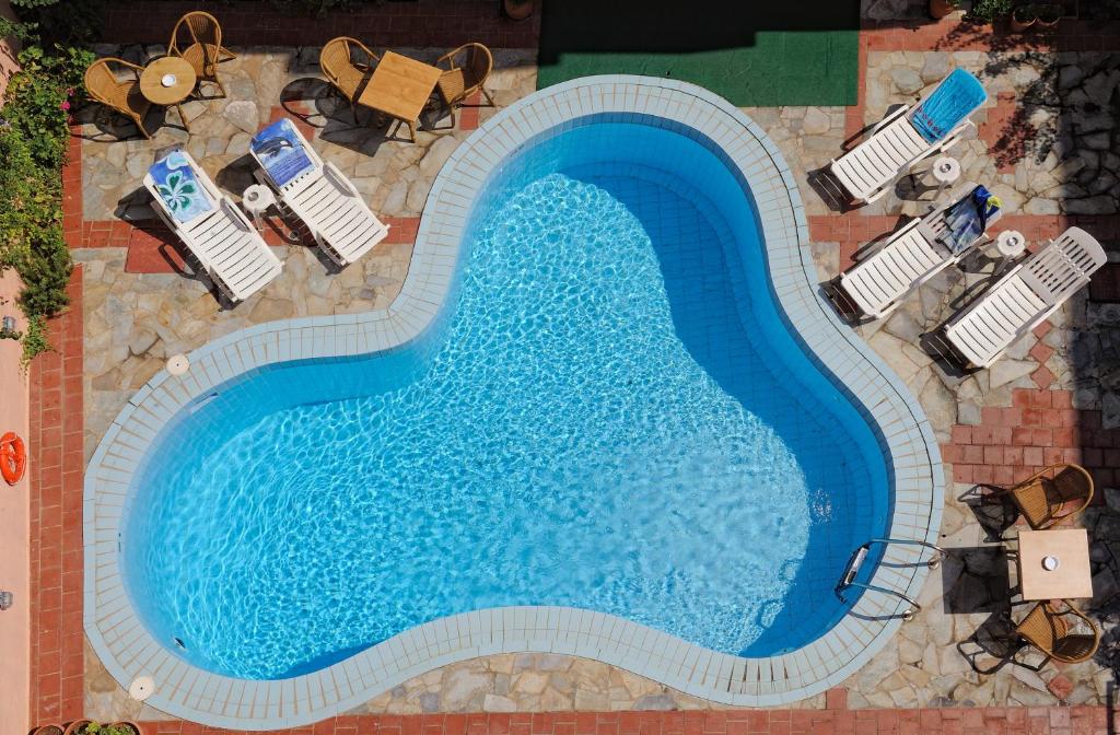 uma vista superior de uma piscina com um grupo de cadeiras em Cleopatra Apartments em Hersonissos
