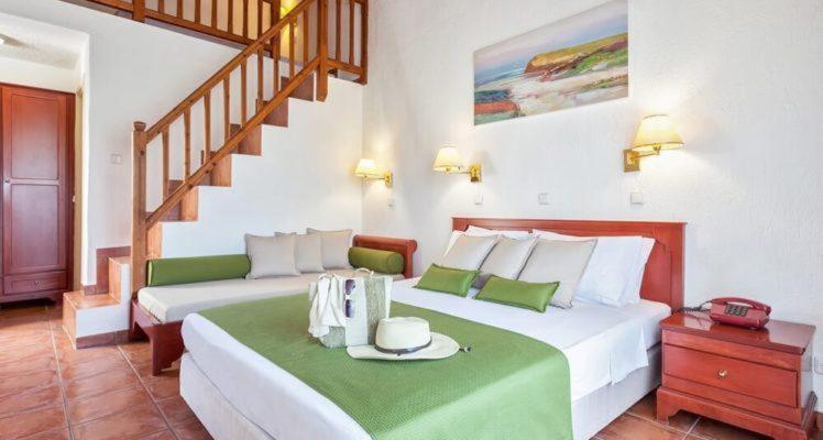 1 Schlafzimmer mit 2 Betten und einer Treppe in der Unterkunft Rigas Hotel Skopelos in Skopelos