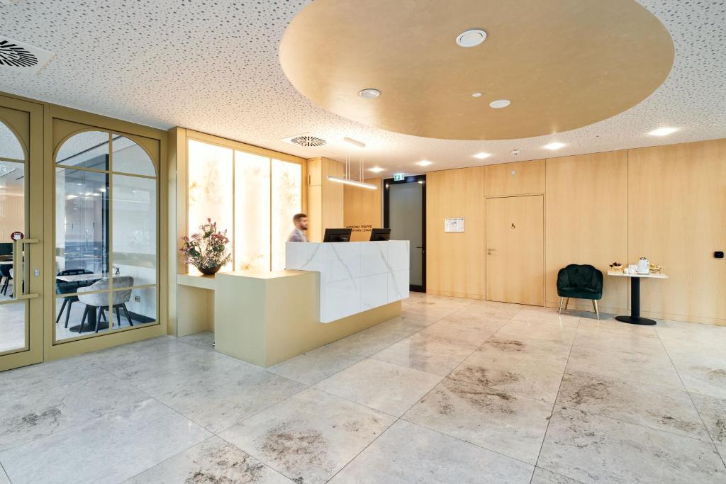 una oficina con vestíbulo y recepción en Fourty Three Luxury Serviced Apartments en Düsseldorf