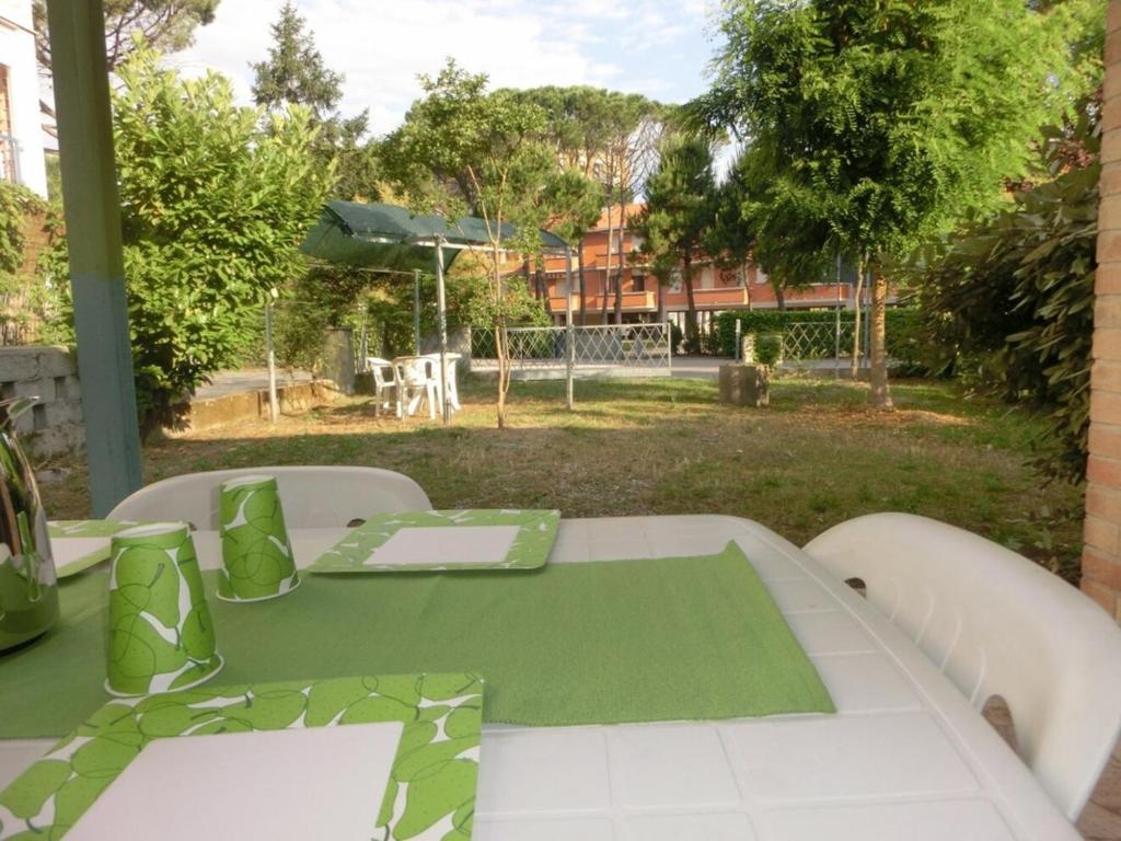 A garden outside Adorable Villa for 8 people close to the sea