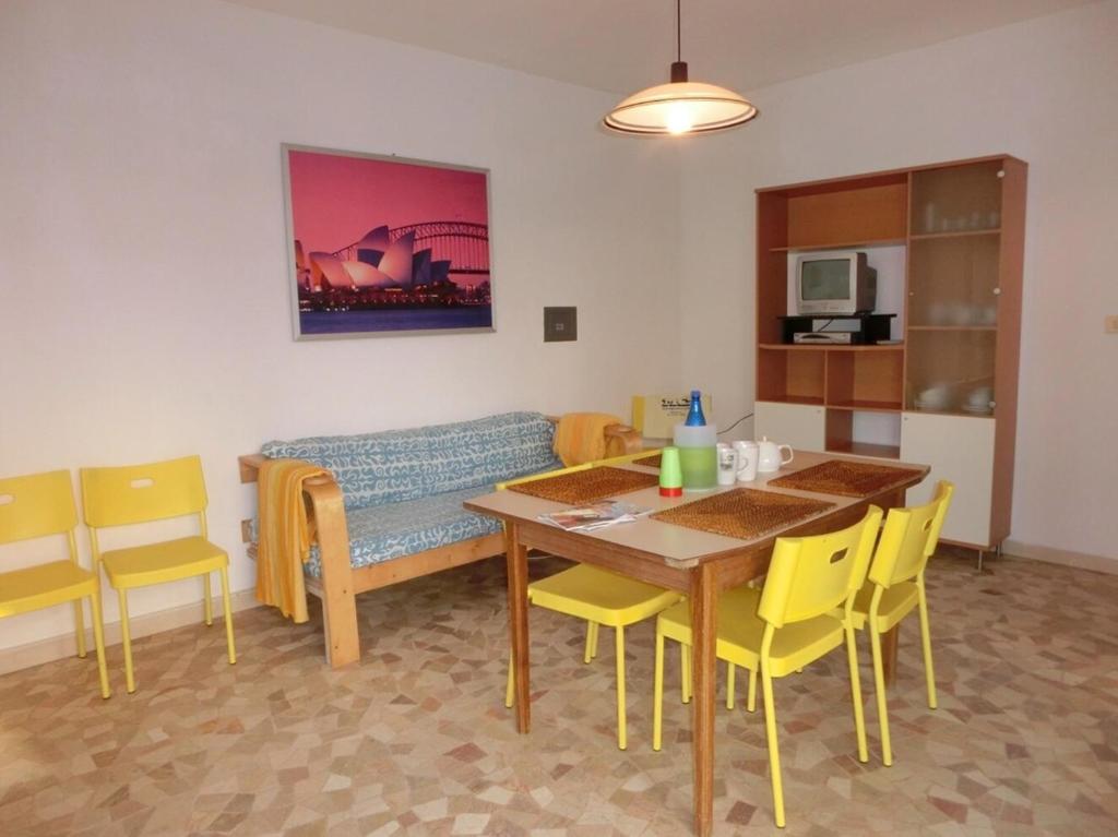 A kitchen or kitchenette at Adorable Villa for 8 people close to the sea