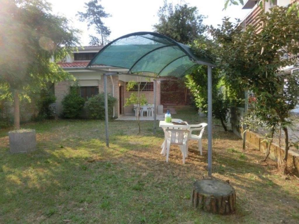 A garden outside Adorable Villa for 8 people close to the sea
