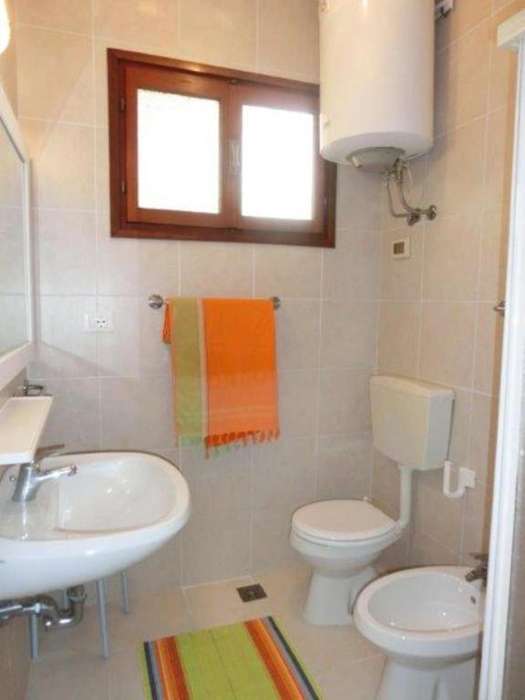 A bathroom at Adorable Villa for 8 people close to the sea