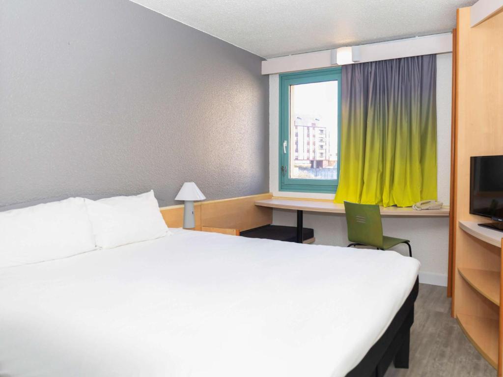 A bed or beds in a room at ibis Metz Centre Cathedrale