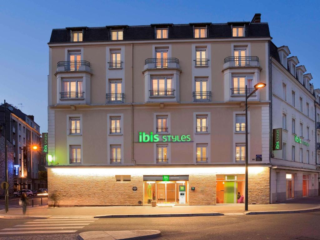 a large building with a hos stripes sign on it at ibis Styles Rennes Centre Gare Nord in Rennes