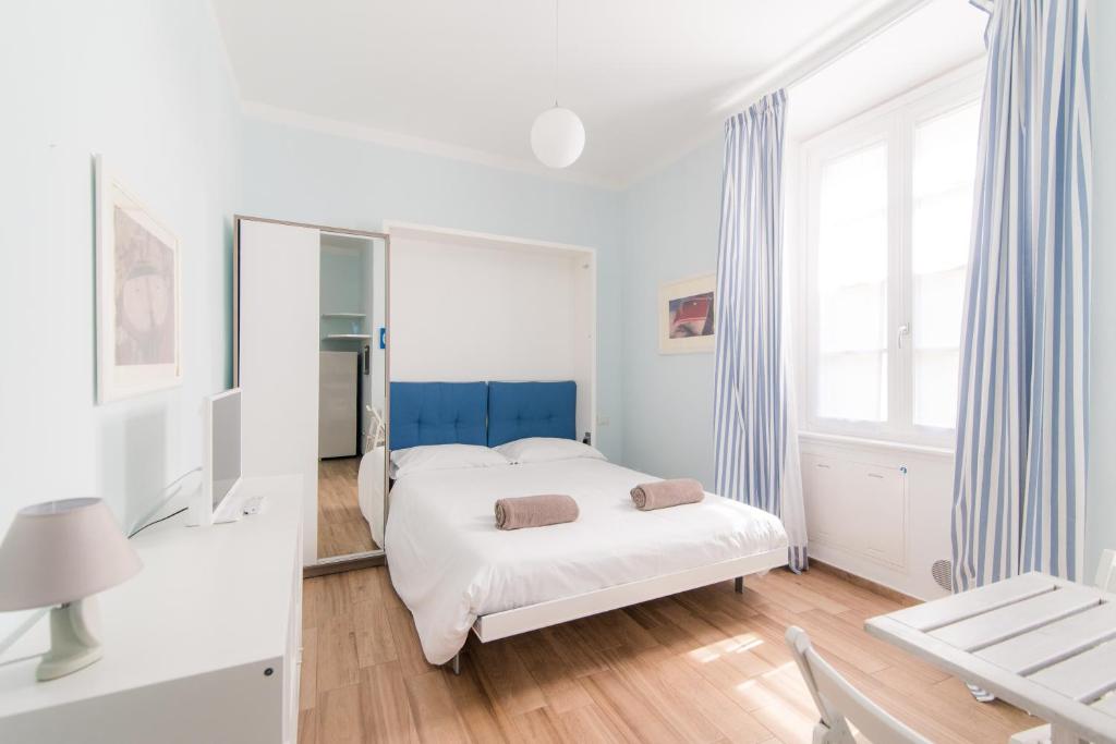 um quarto branco com uma cama e um espelho em Taaac Apartment - The House Of Travelers em Como